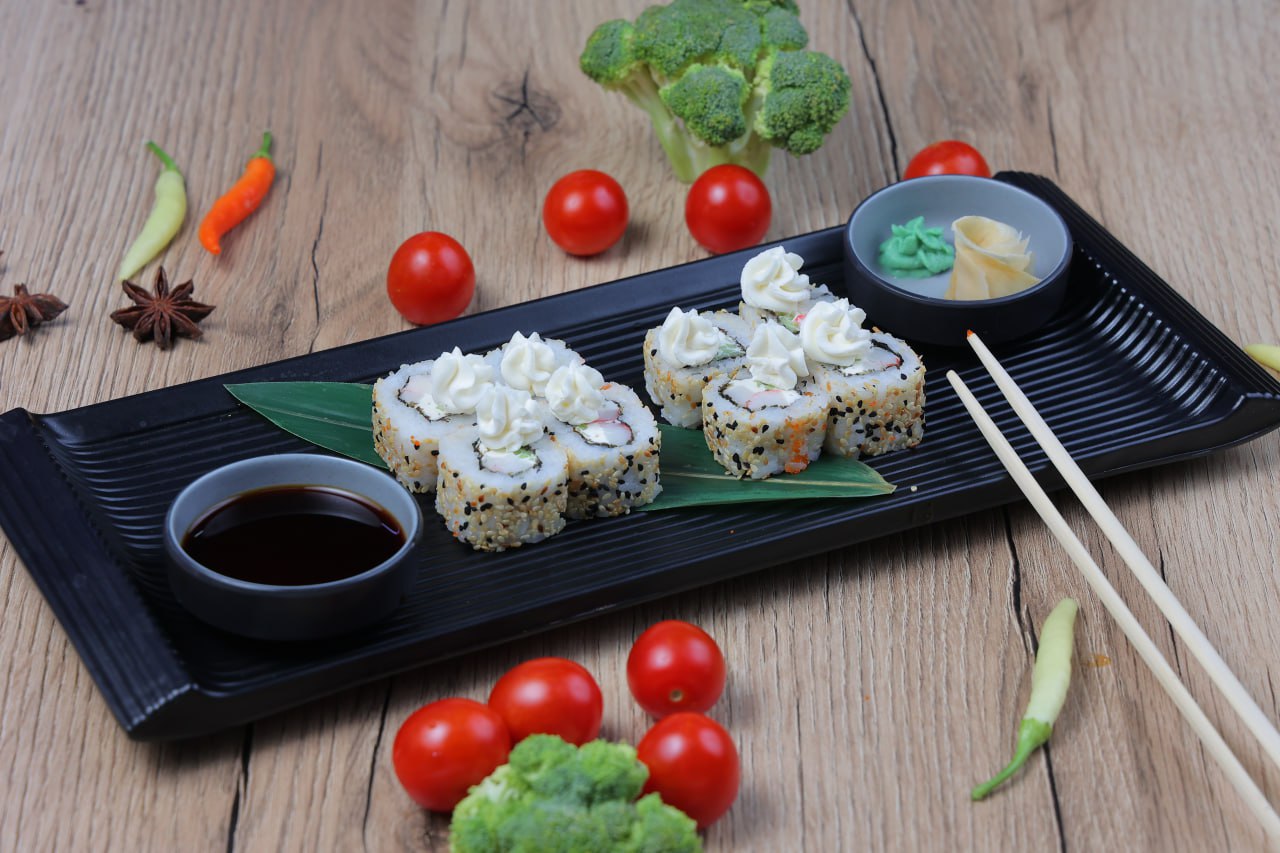 Roll s krabom i kunjutom